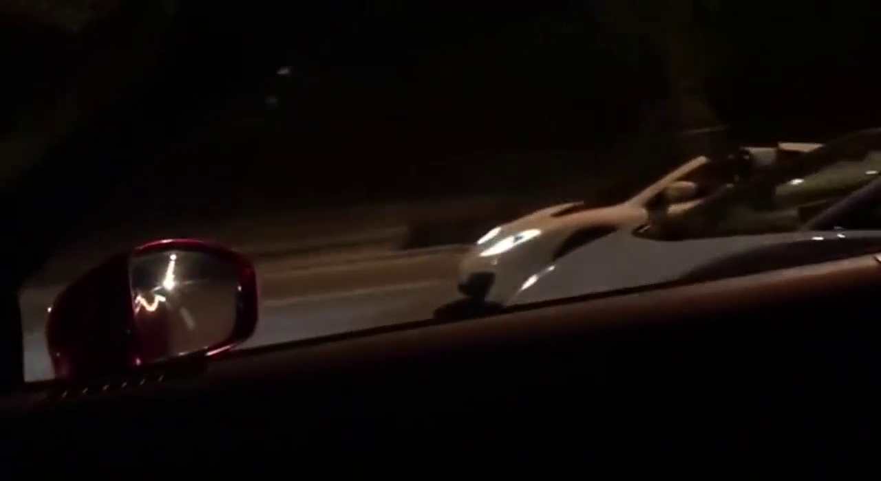 三亚晚上碰到跑车，看着他车开走了，默默地对着窗外喊，等等我