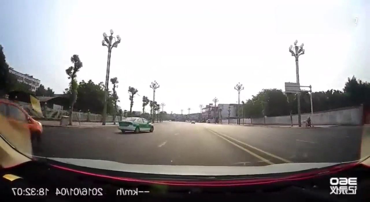 出租车连续变道，完全不管他人死活