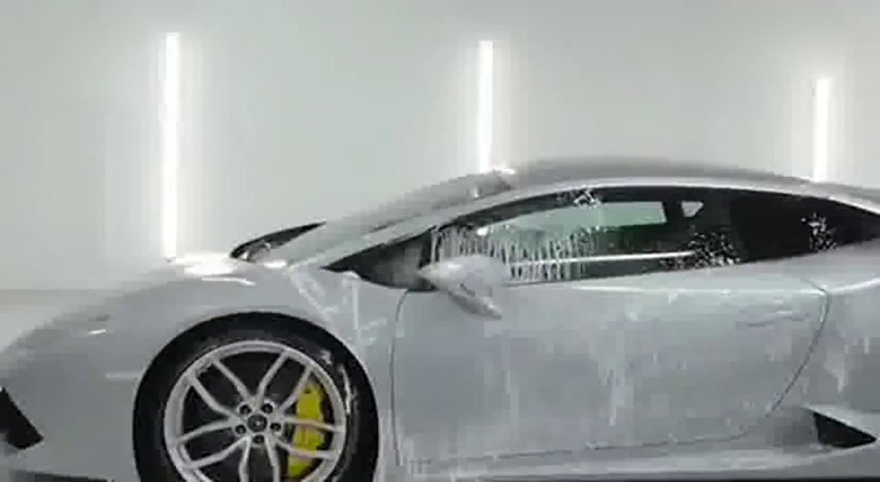 几百万的跑车和普通车洗车都差距这么大