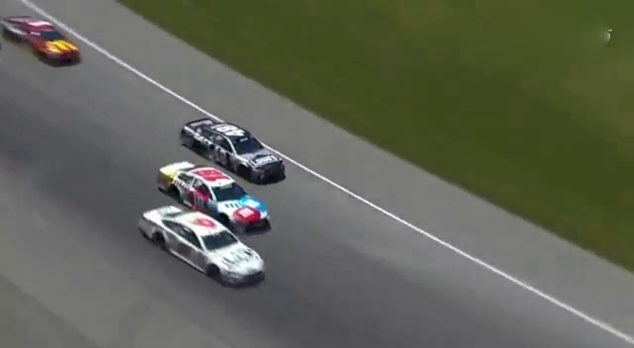 改装跑车竞速赛 红车轮胎起火险爆炸