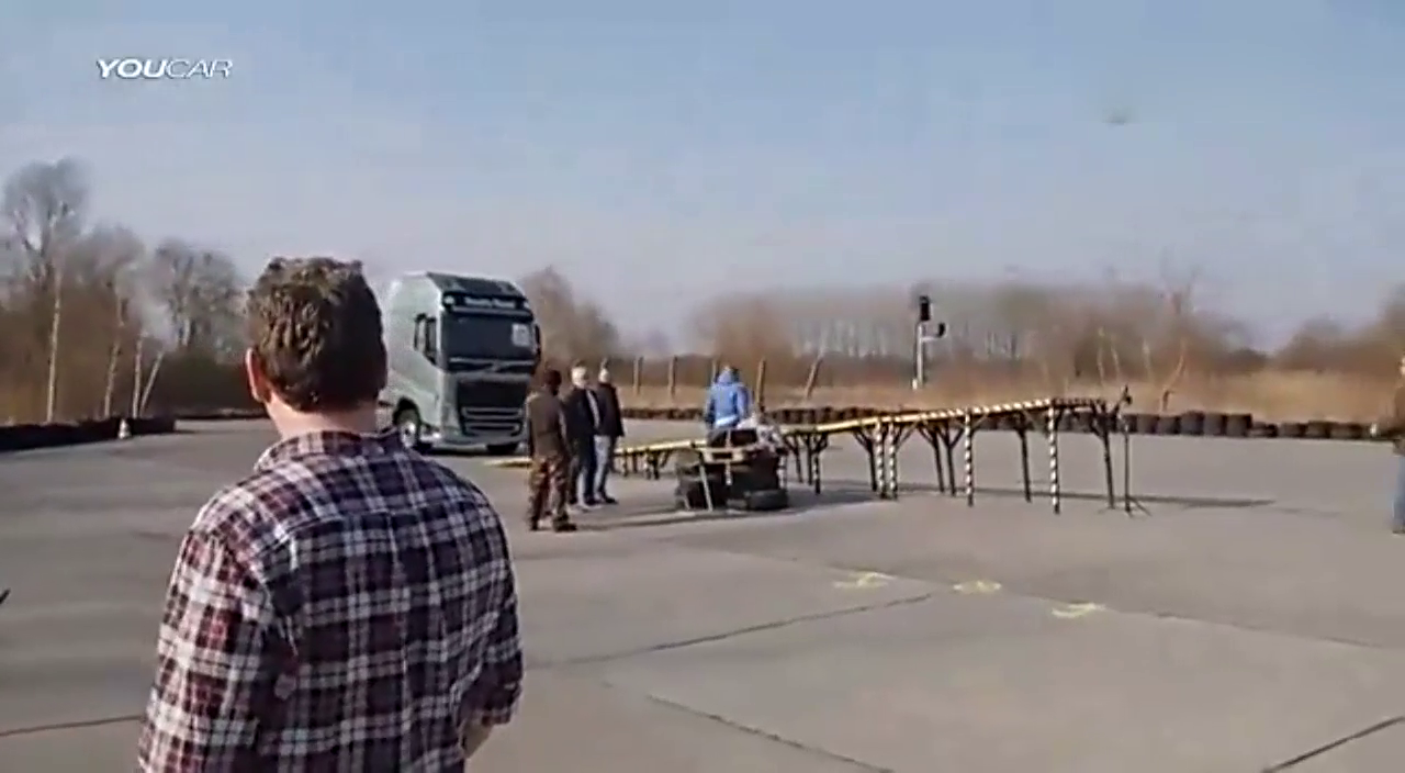 沃尔沃卡车表演特技