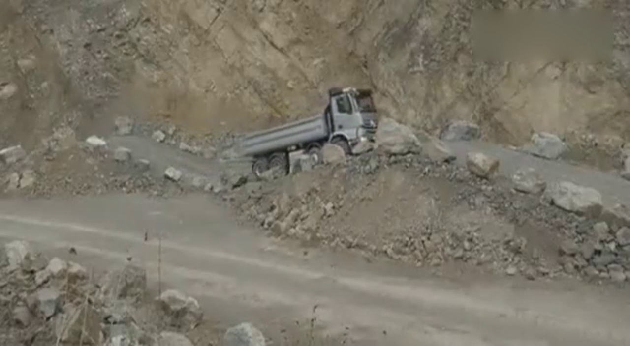 做了一个轮胎打滑测试 才知道奔驰卡车有多厉害