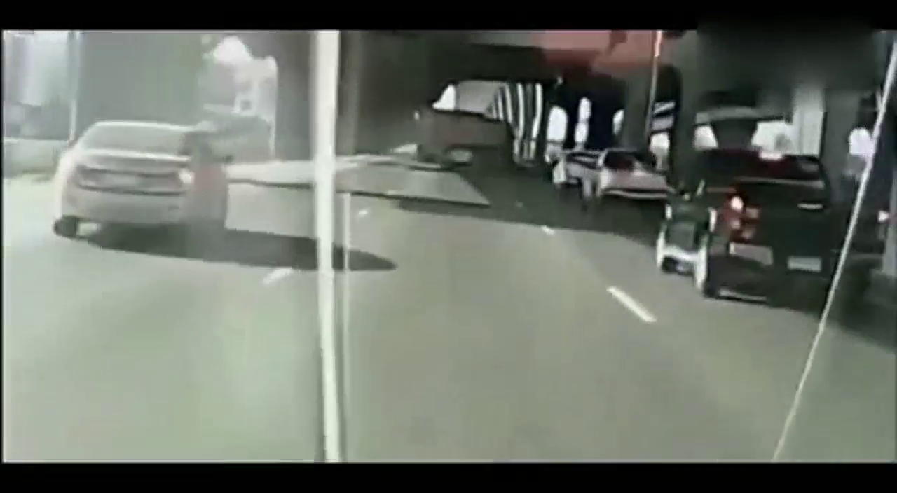 什么仇什么怨？两辆卡车合伙夹击另一个？