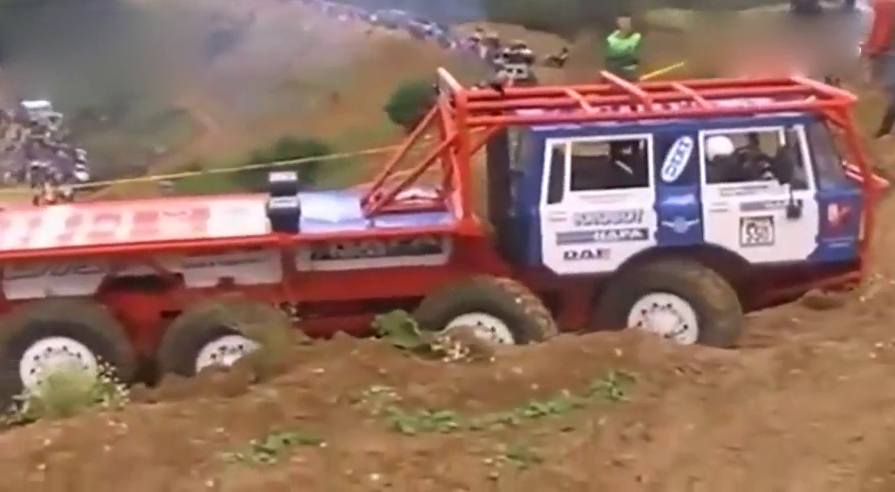 狠角色 多轮驱动大卡车展现攀爬实力