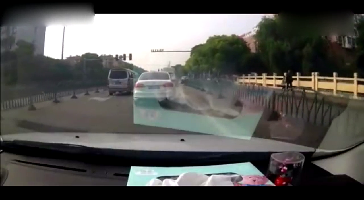 出租车强行变道还别车，小车怒了给了他一个“教训”！