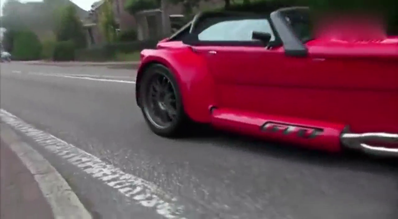 牛人DIY了一辆超级跑车，上路真拉风