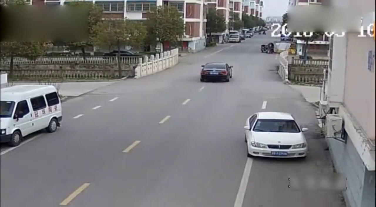 连环车祸，电动车直接把轿车给撞疯了