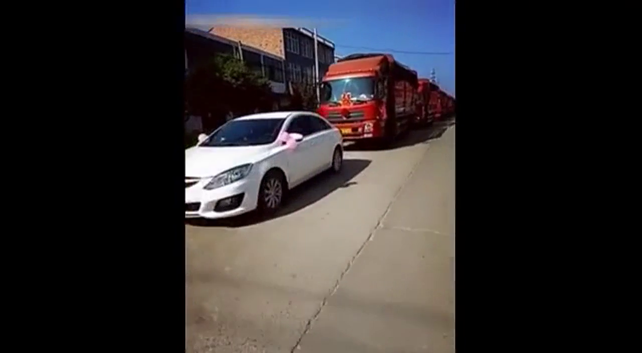 最牛婚车队，10辆大卡车迎娶卡嫂，关键是卡嫂真美