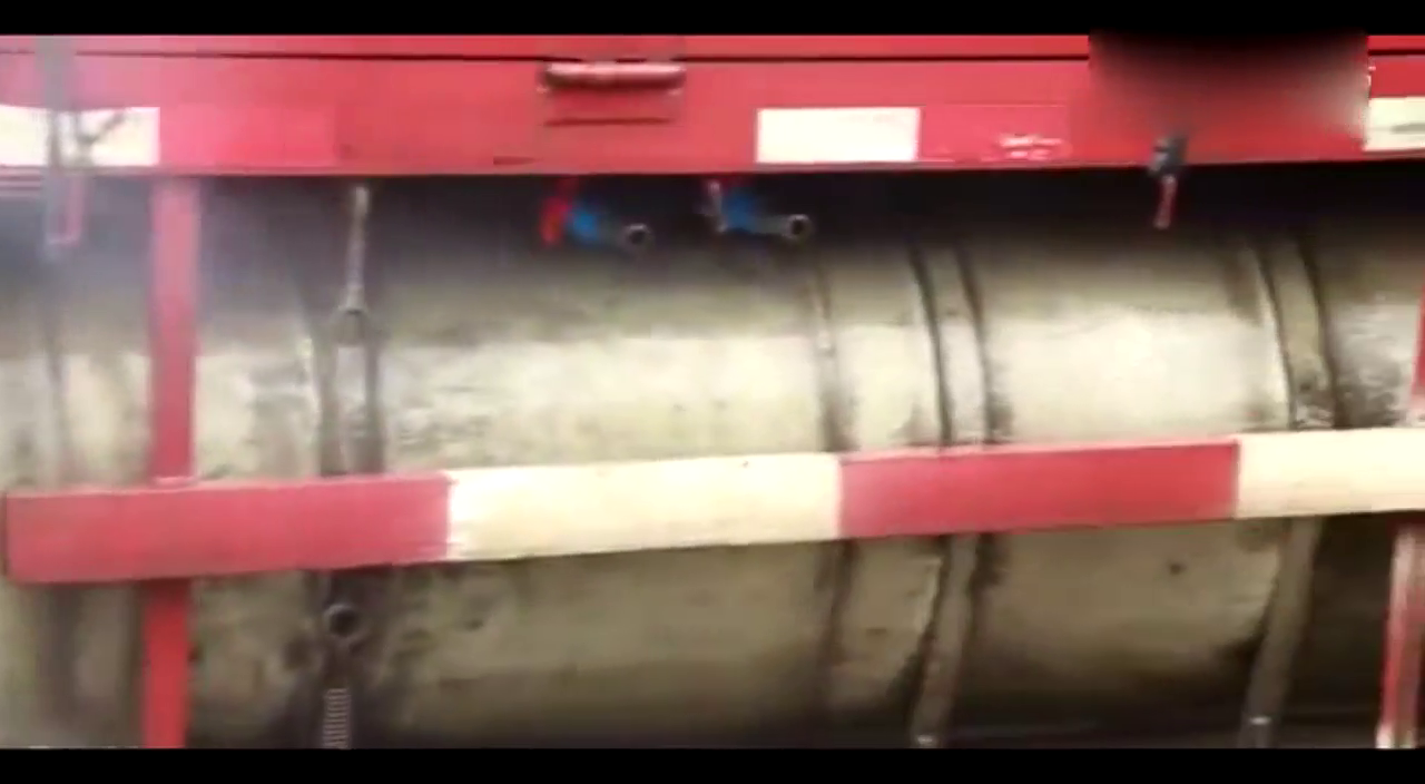 满载49吨国产卡车连续51公里长坡不踩刹车！太疯狂了