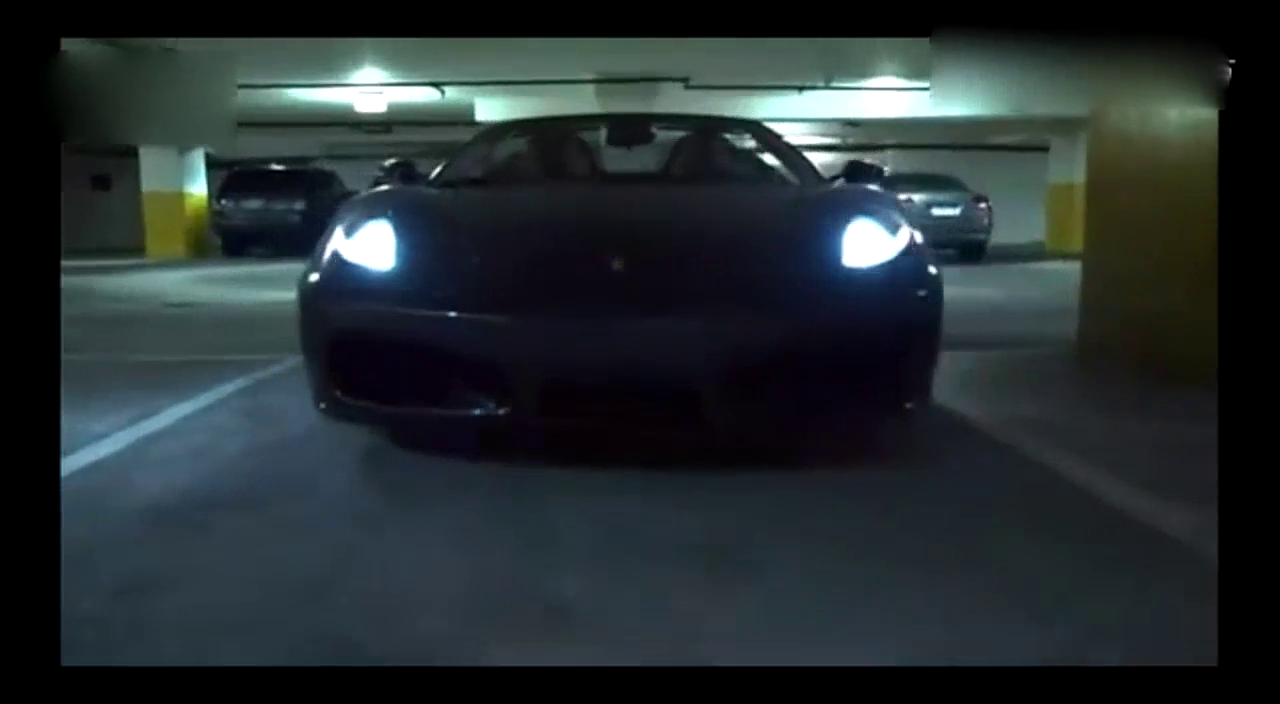 法拉利跑车刚出停车场就被踩扁 司机也没能幸免