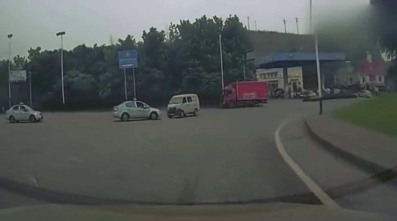 出租车到底怎么了面包车急忙躲避还是被狠撞，太惨了