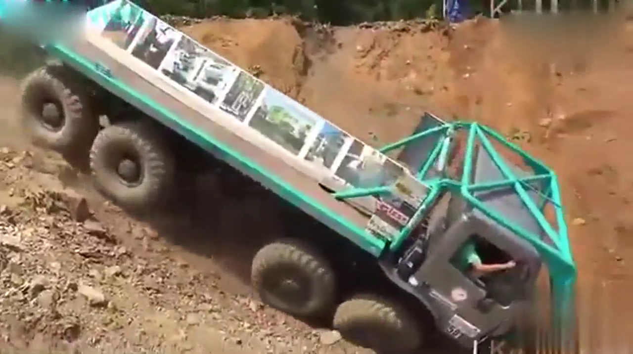 奔驰卡车遇到没有路的山坡，3秒钟后霸气开始了，用事实说话！