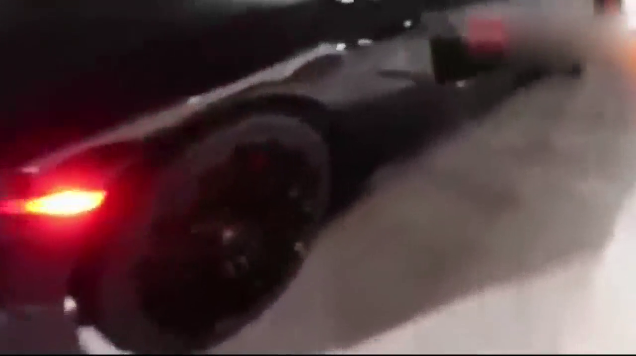 女孩新买的兰博基尼爆胎，拉开车布那刻，才知道修理跑车轮胎多难