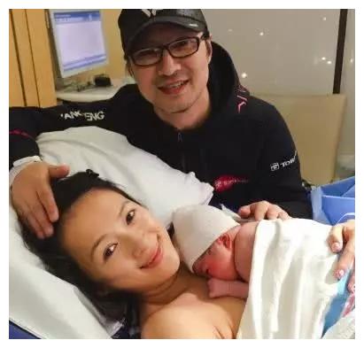网友偶遇章子怡美国待产，挺孕肚和友人逛街，生产医院费用曝光