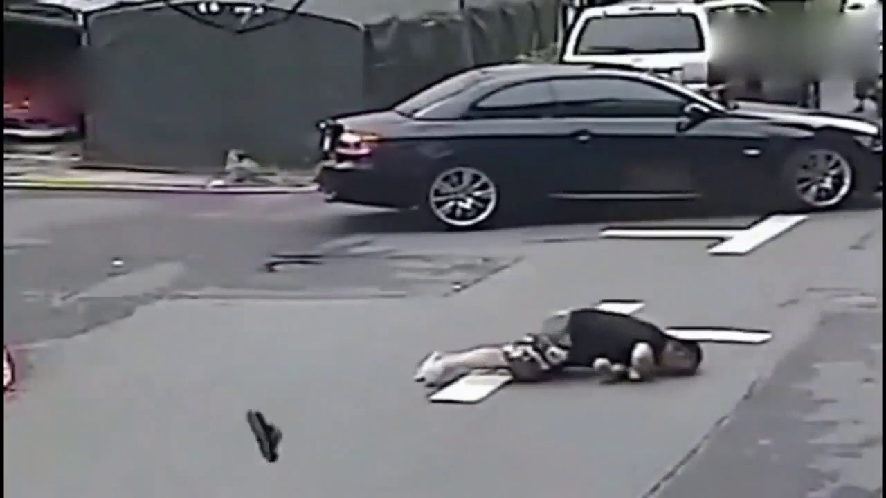 宝马女司机撞倒电动车老大爷，急忙下车，接下来的一幕让人气愤