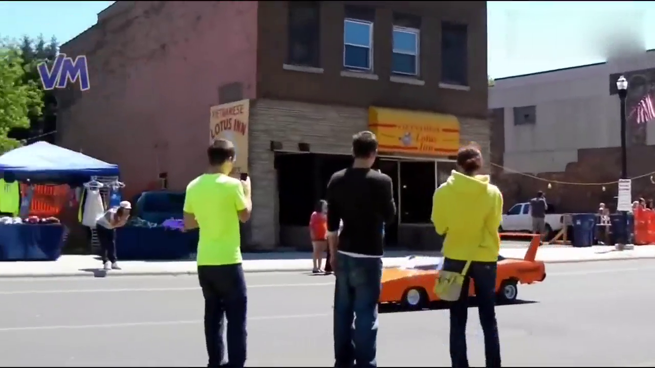 不要以为是玩具车，其实这是可以坐的跑车！