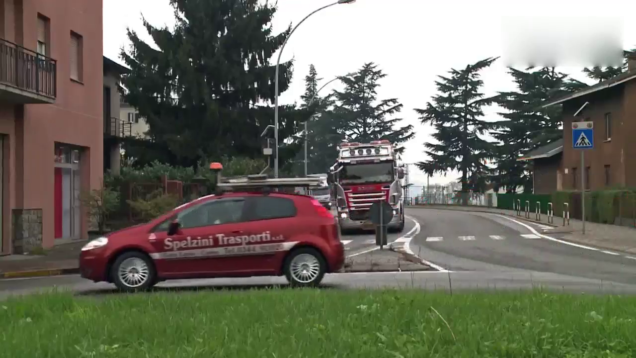 斯堪尼亚重型运输卡车上山，没有帮手怎么上得去