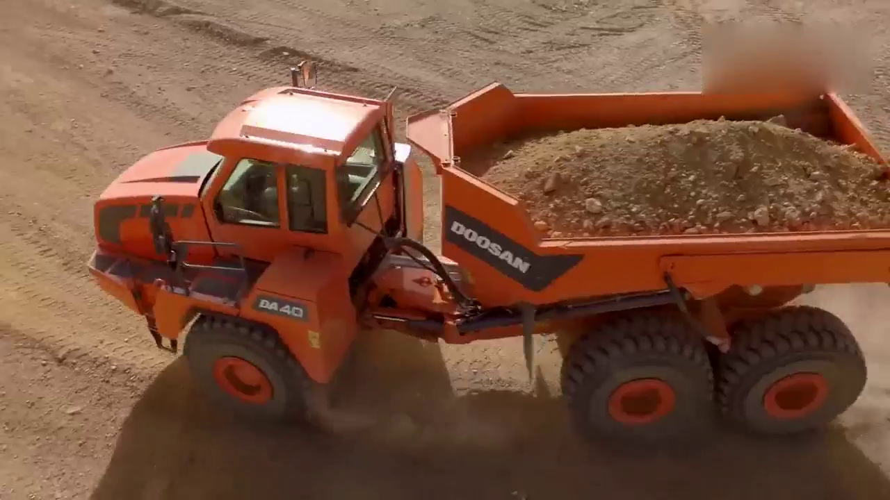 斗山新型铰链式自卸卡车，全面升级