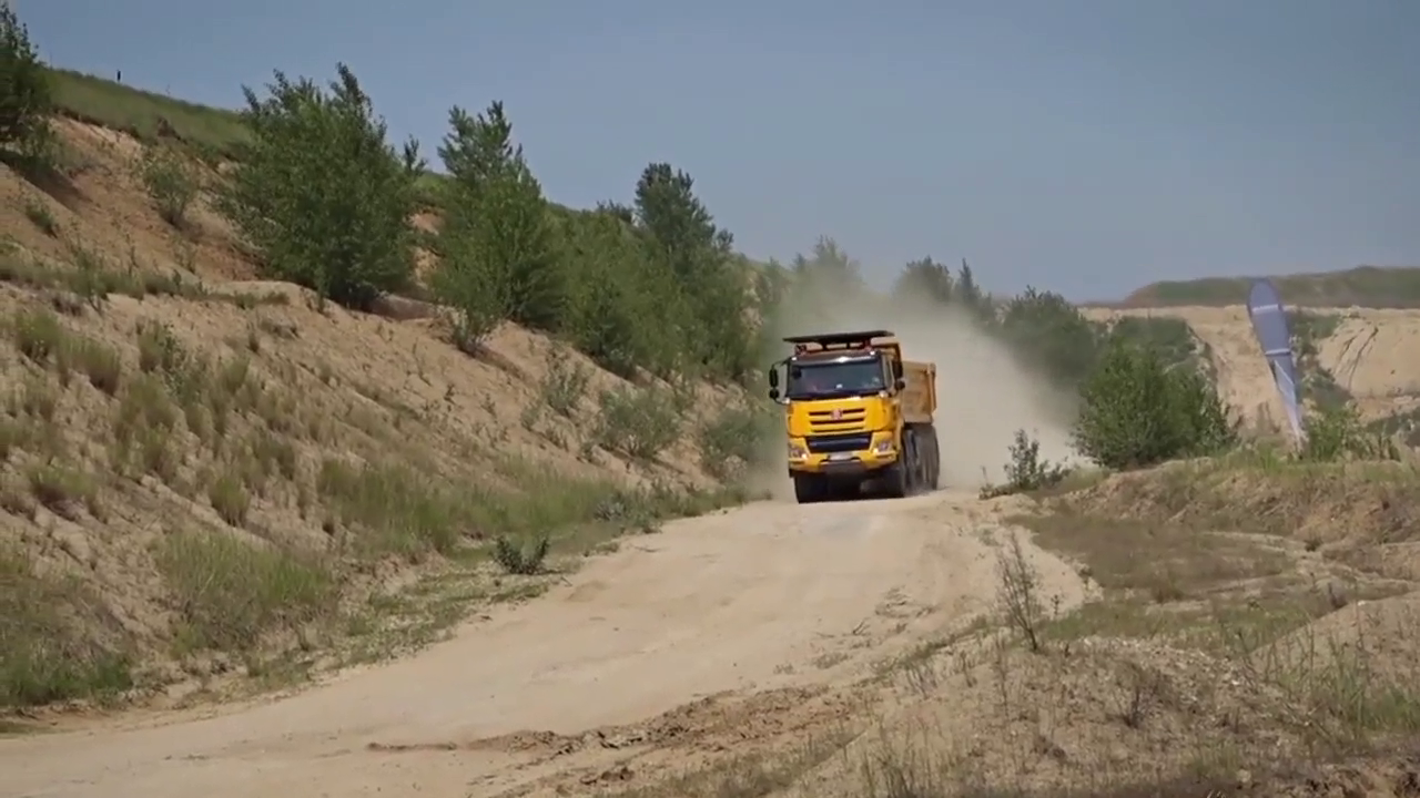 凤凰卡车10x10全新试驾上路，动力杠杠的！