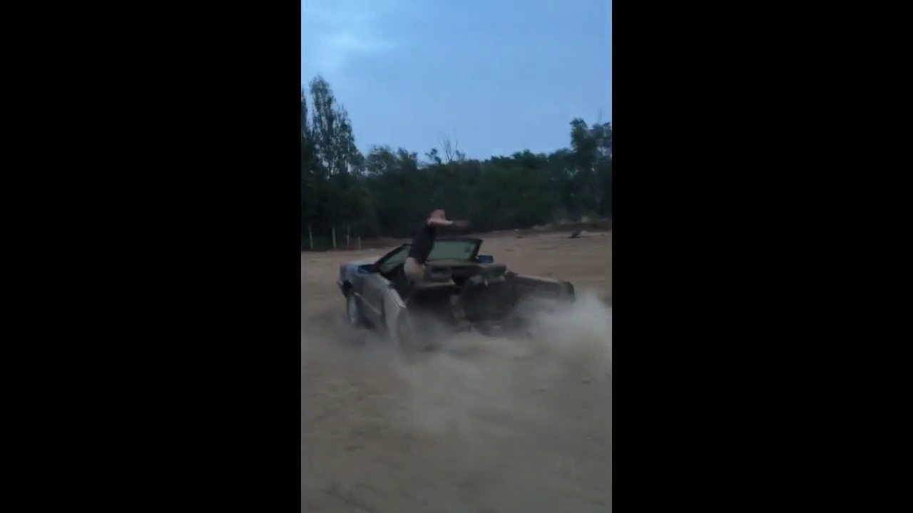 农村小伙自制两轮拖地敞篷车！