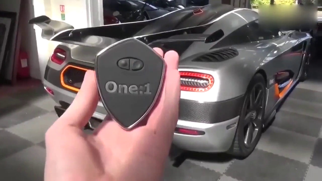 价值上亿的超级跑车，按下钥匙打开车门，就知道有多与众不同了