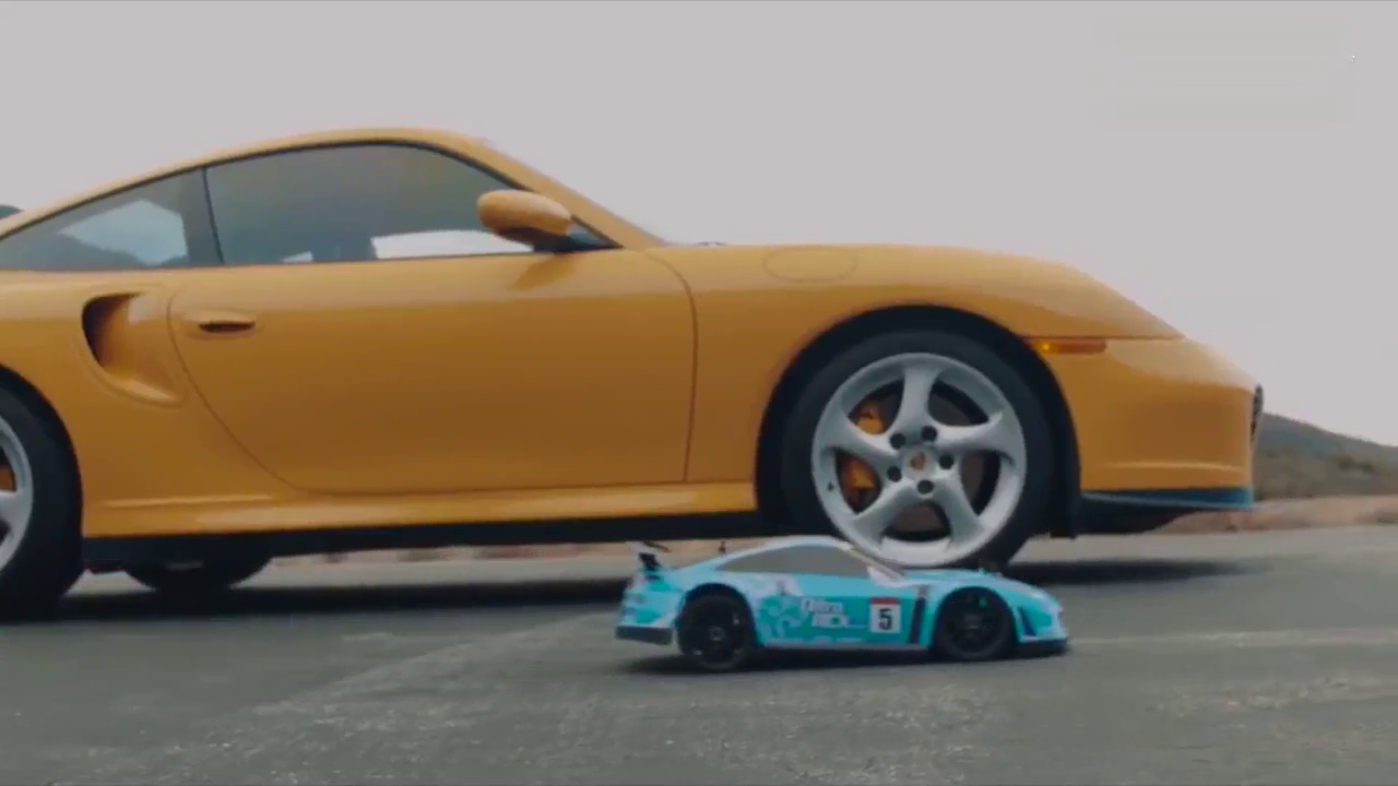 RC遥控车挑衅保时捷跑车 惨被车轮碾压