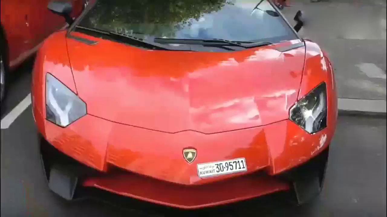 捷豹跑车被顶配的路虎超车，二话不说直接追上去