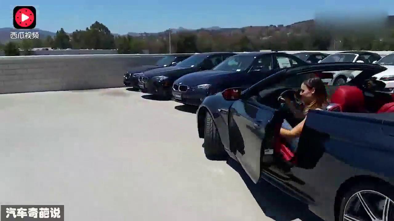 女销售坐上宝马后排的一刻，告诉你敞篷车的后排有多难受