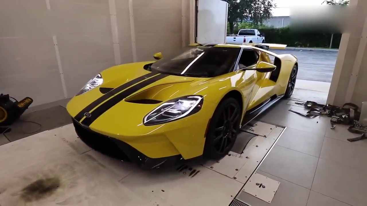 福特GT跑车开上马力机测试，一脚油门下去，这声浪也是没谁了！