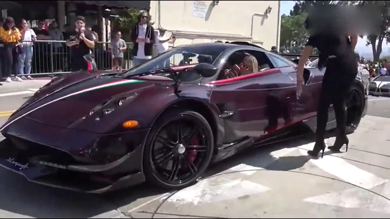 超级跑车下车的那一刻，才是美女车主霸气的开始！