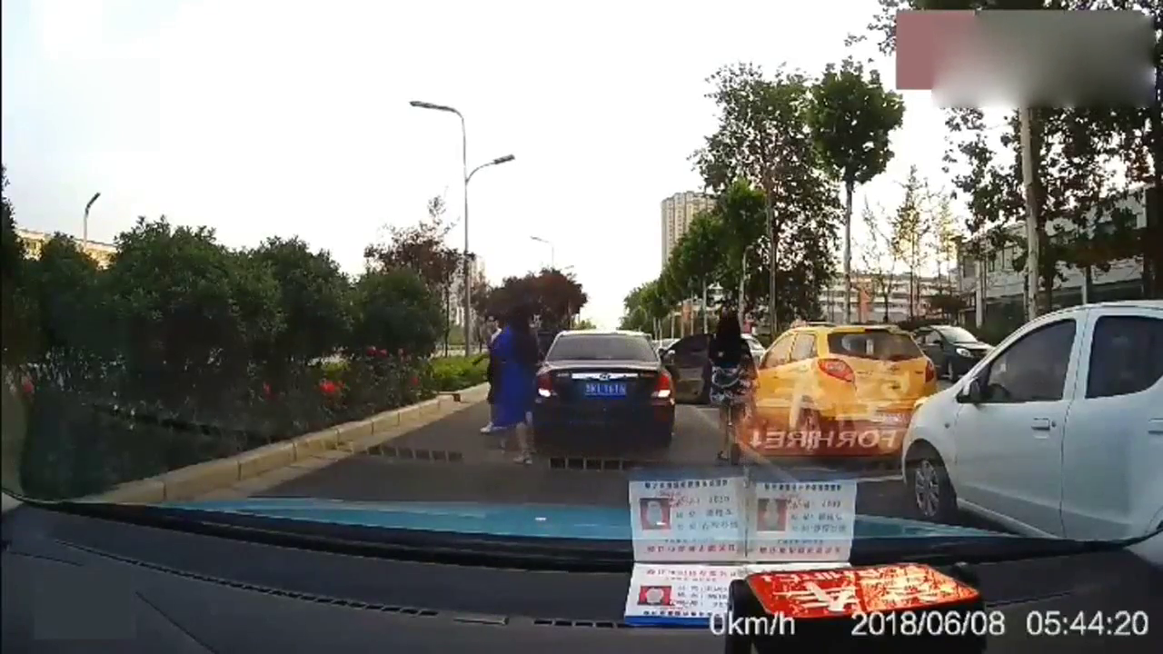 长发女孩撒泼坐到出租车头上，一点淑女形象也没有