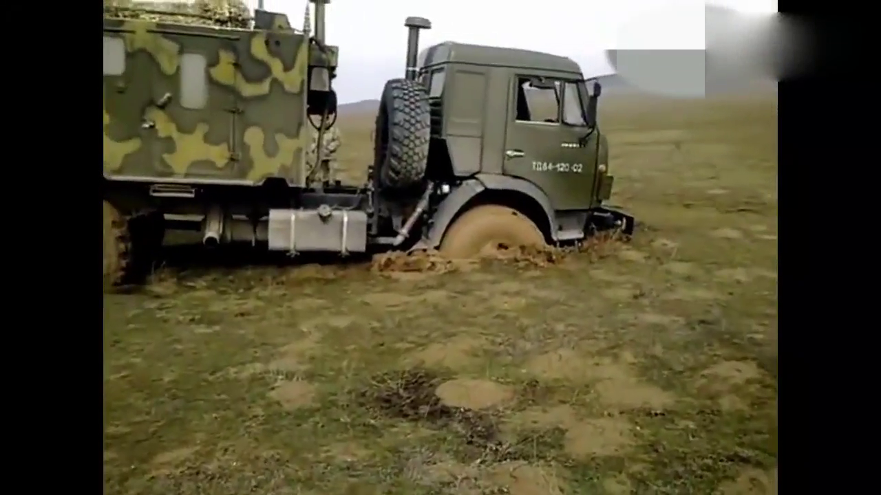 部队的大卡车陷入泥潭，不愧是部队，解决的办法让人惊叹