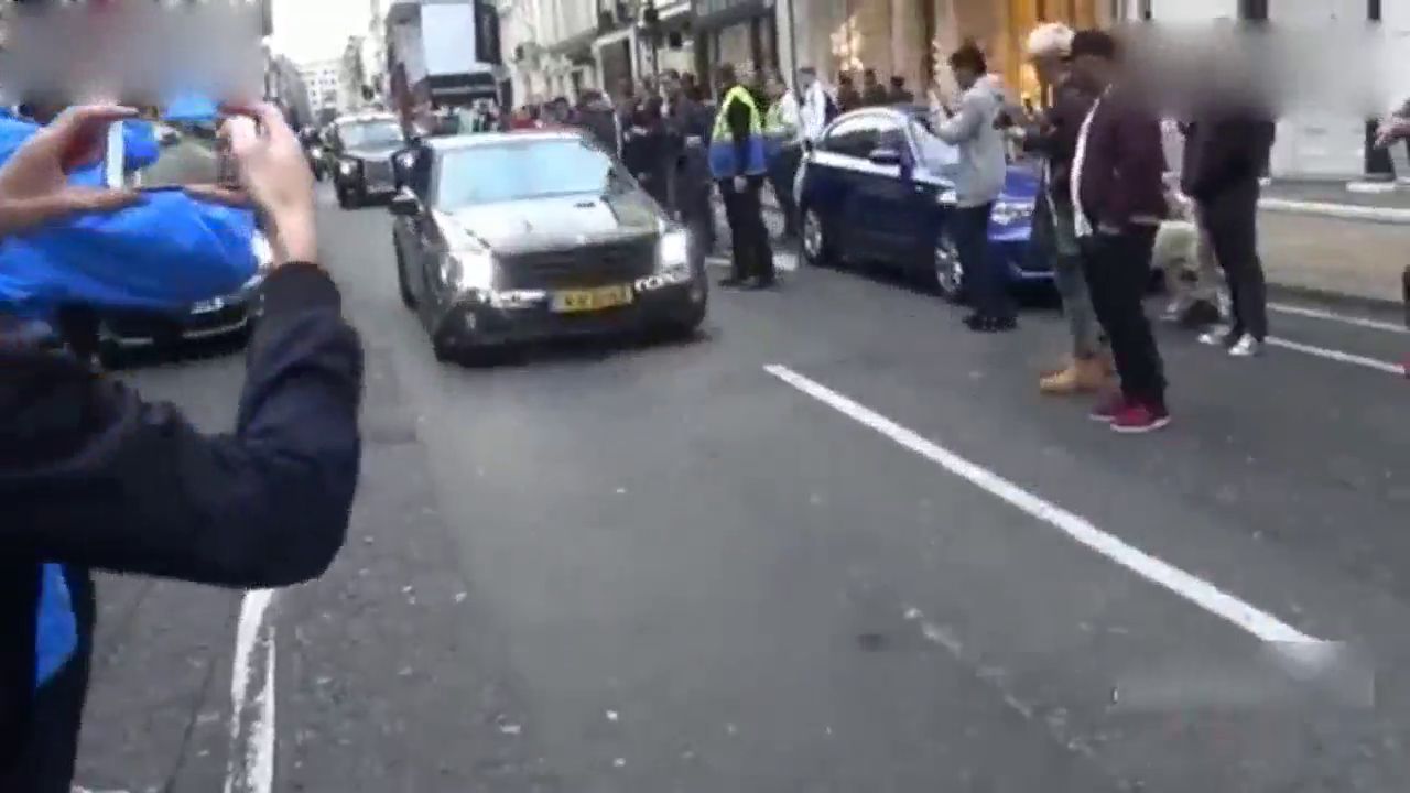 超级罕见的超级跑车在迪拜街头轮番出场 引起路人围观！