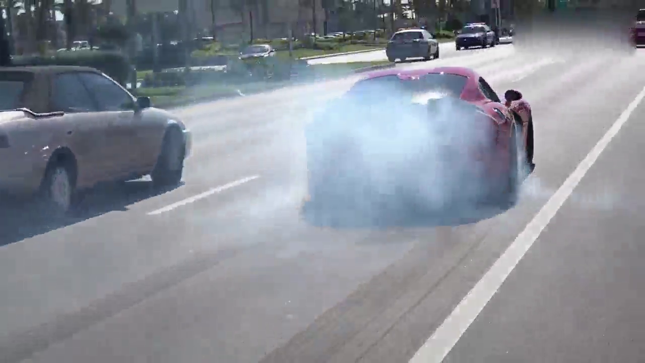 超级跑车在路上都这么横吗？看完才知道什么叫有资本