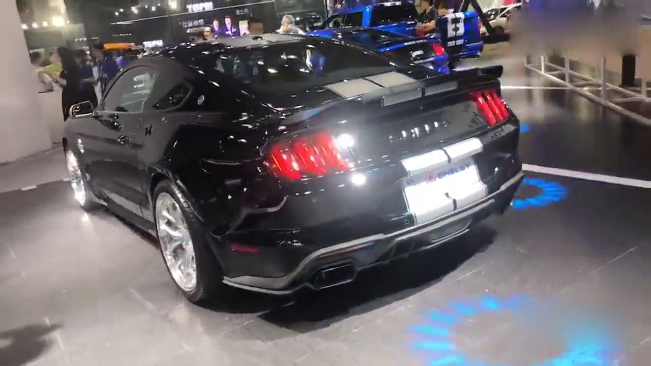 野马跑车不管车头还是车尾，都很好看