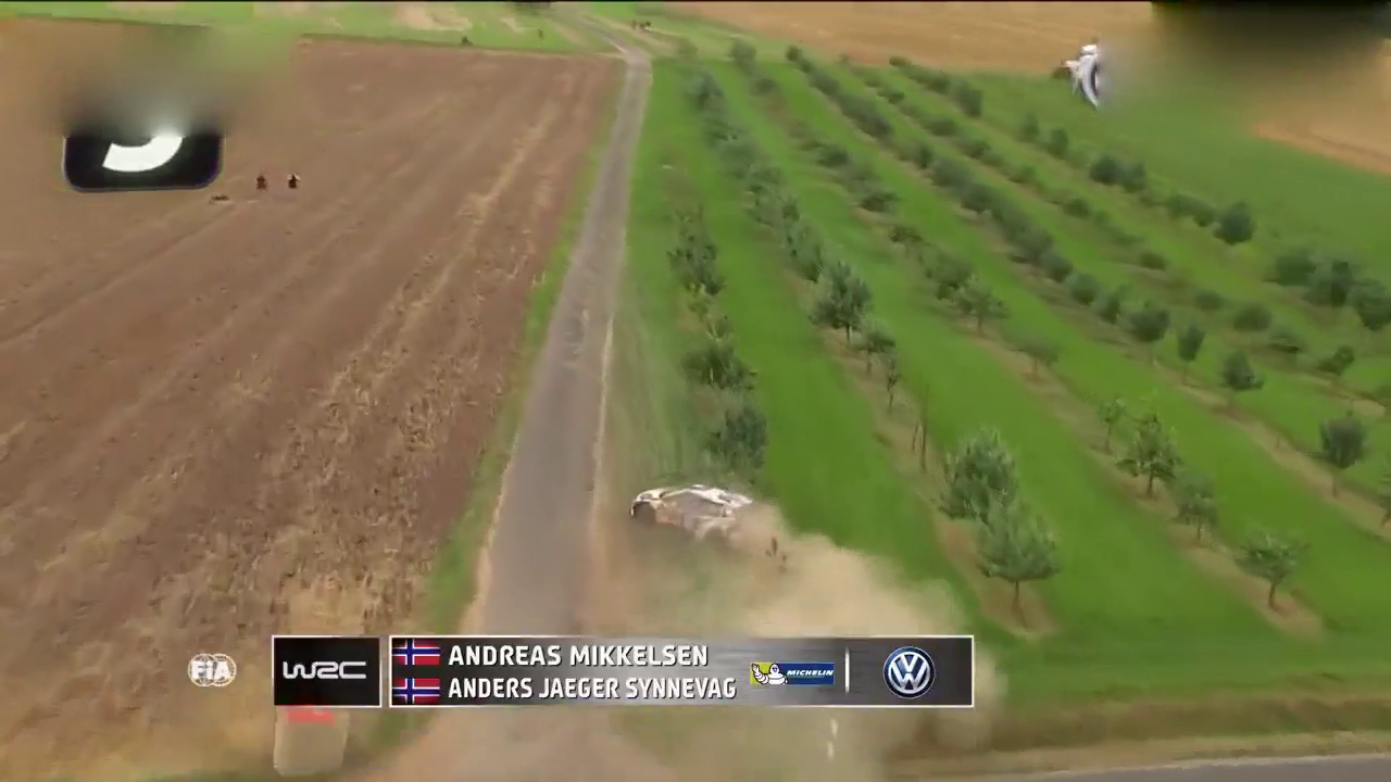 WRC汽车拉力赛翻进山岭，造成火灾，烧山不是要抓吗