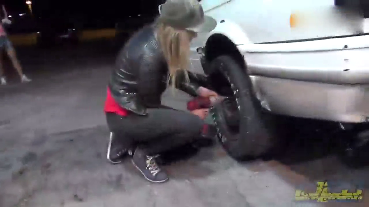 V8发动机的强悍 看改装车上演疯狂漂移