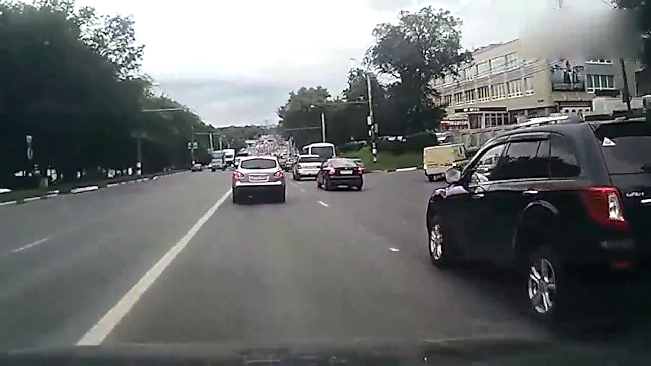 大卡车华丽漂移躲过严重车祸 外国激烈碰撞交通意外现场23