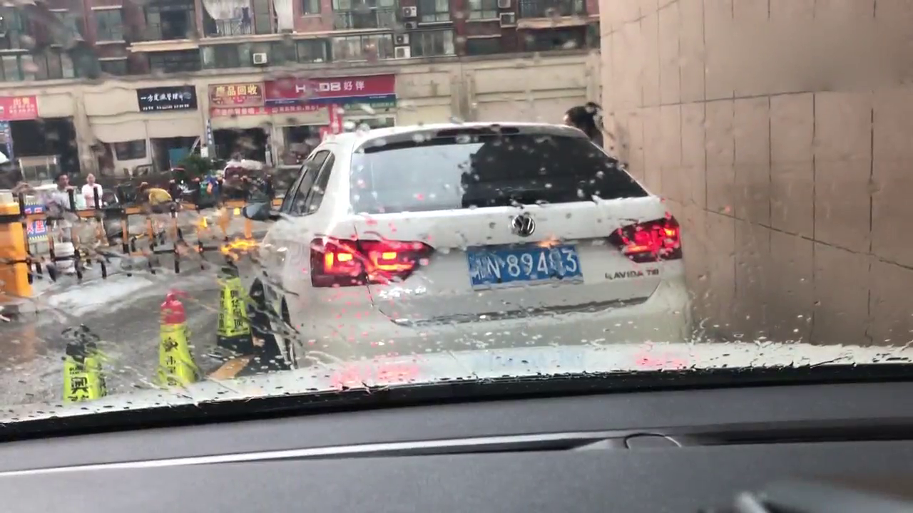 女司机不肯交停车费，嚣张横行怒怂保安，车动时显示出了她的霸气