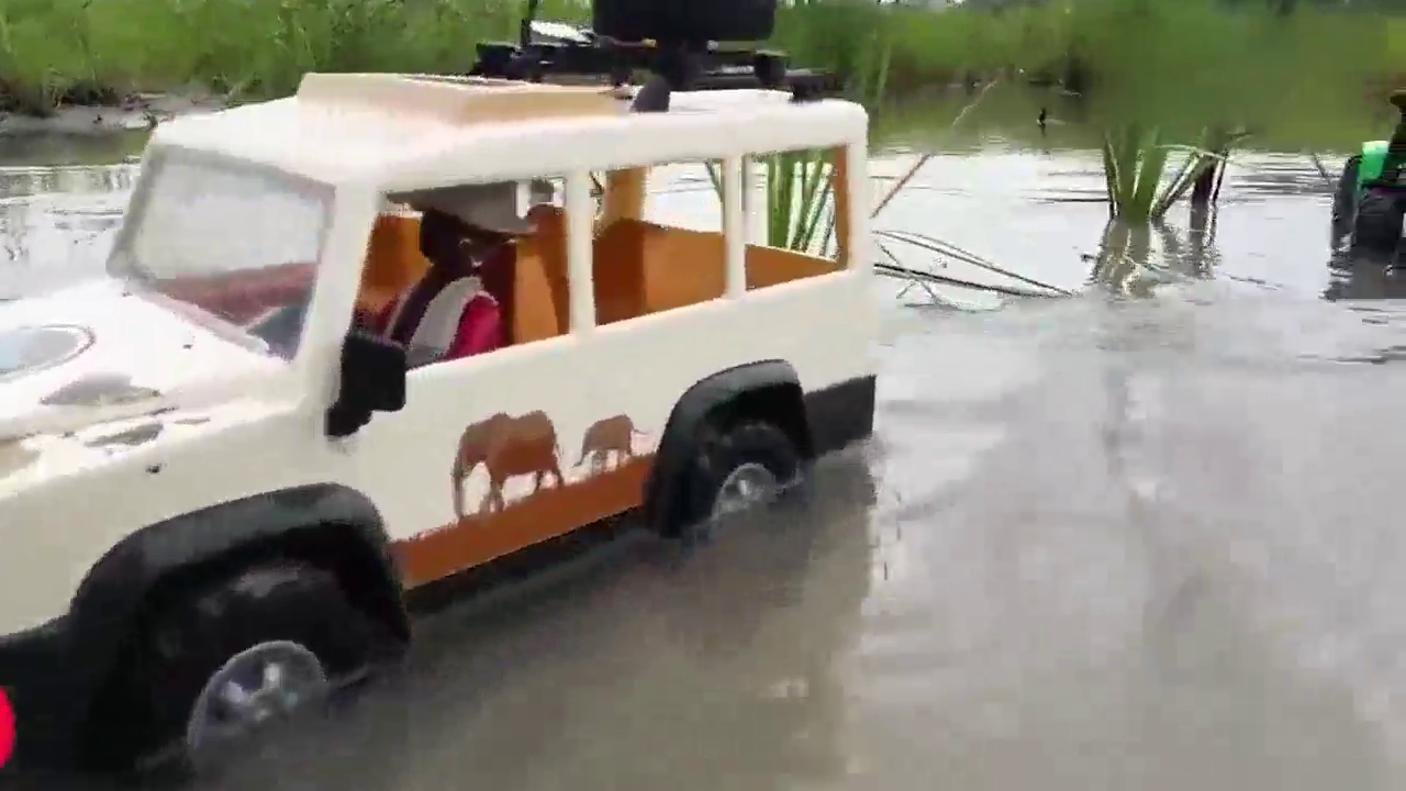 大卡车、泥罐车和各种汽车连成直线一起过河 场面真壮观啊