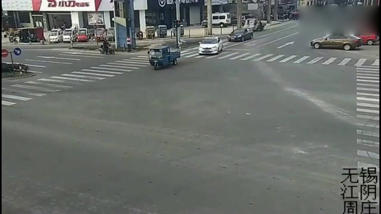 大爷骑电动车闯红灯横穿马路，下秒付出了惨痛的代价