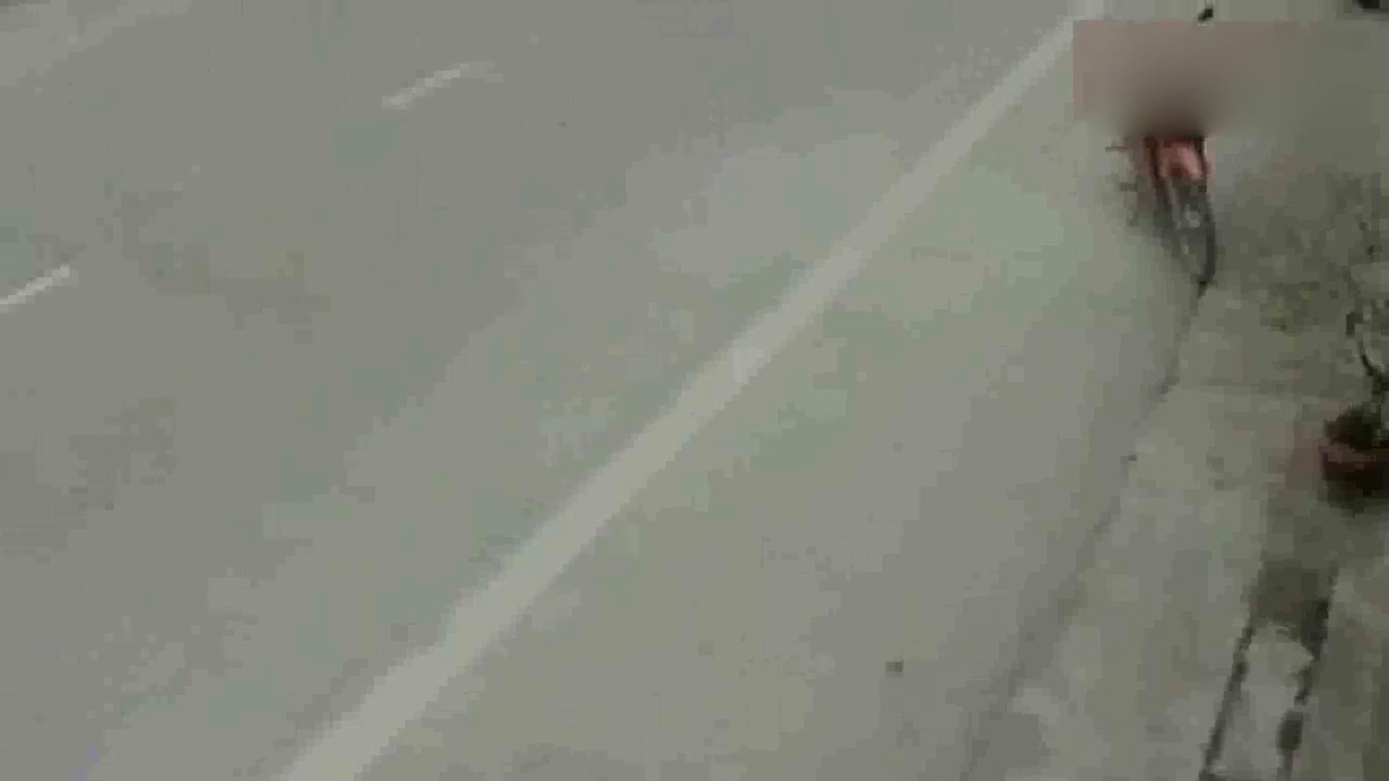 女子骑车过马路，结果电动车为躲避直接翻车！