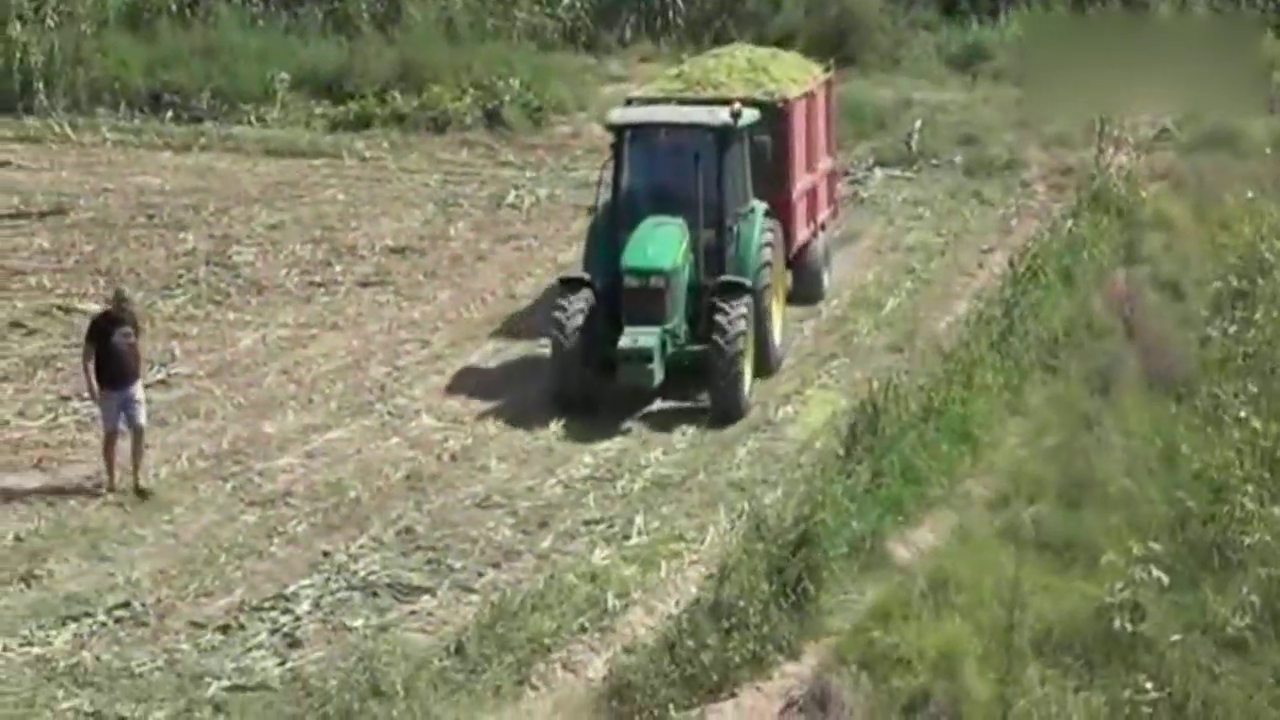 大卡车装满货爬不上陡坡，老司机却分分钟开上去！