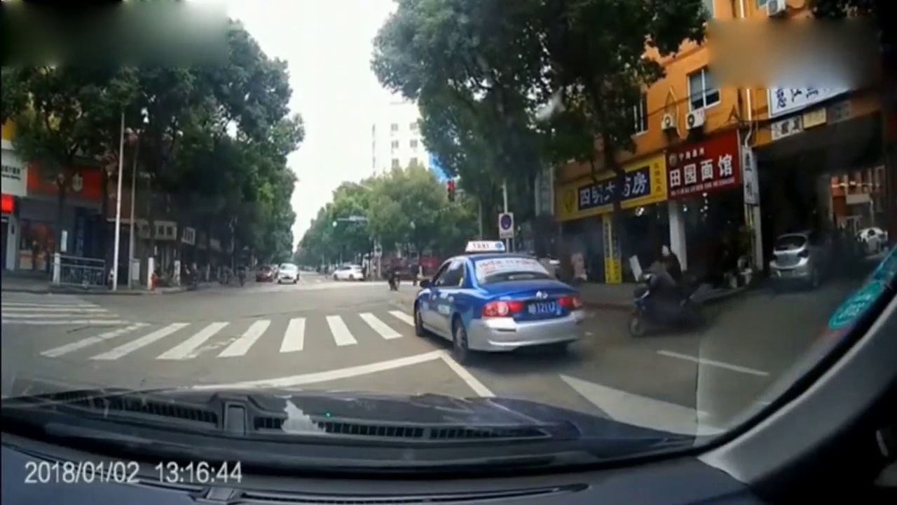 女子骑电动车过马路，结果半道被车撞，发生揪心一幕！