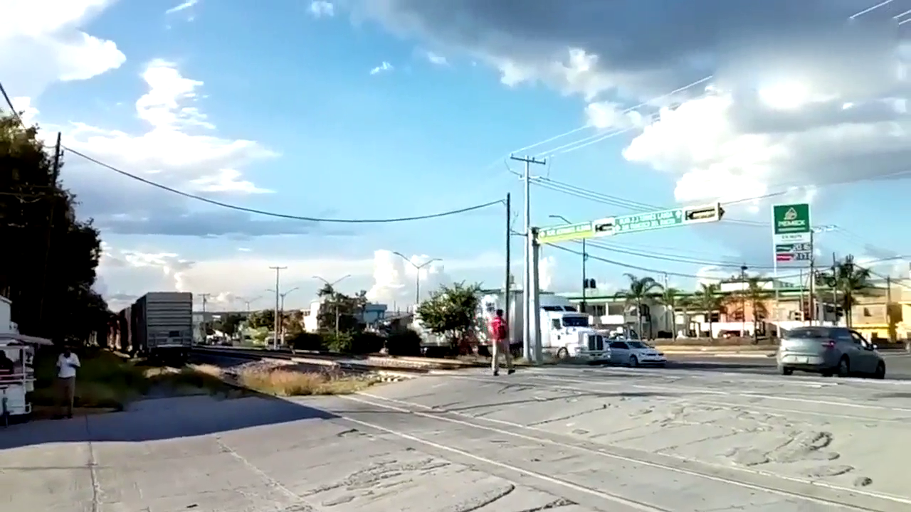 火车司机拼命按喇叭，也没阻止卡车司机的致命行为