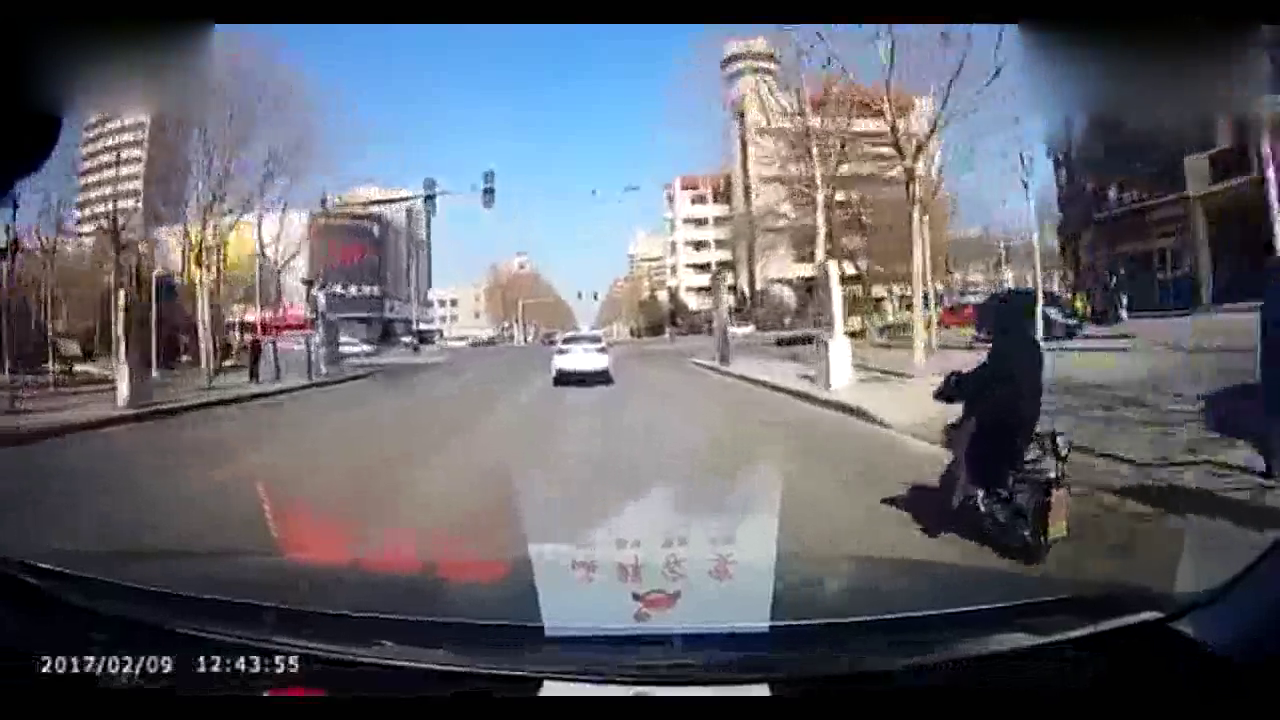 打了一下方向让过失控的出租车，简直“太幸运”！