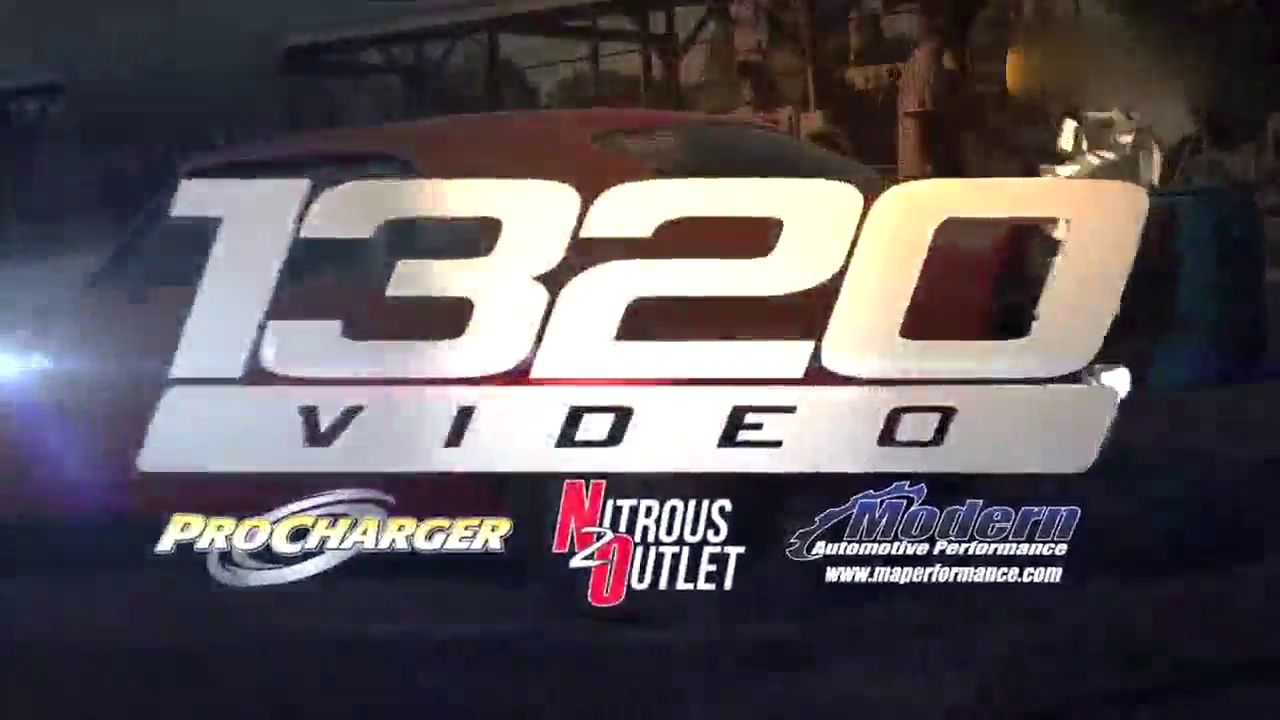 两辆跑车竞速，中间车头竟然因为速度过快而飘起