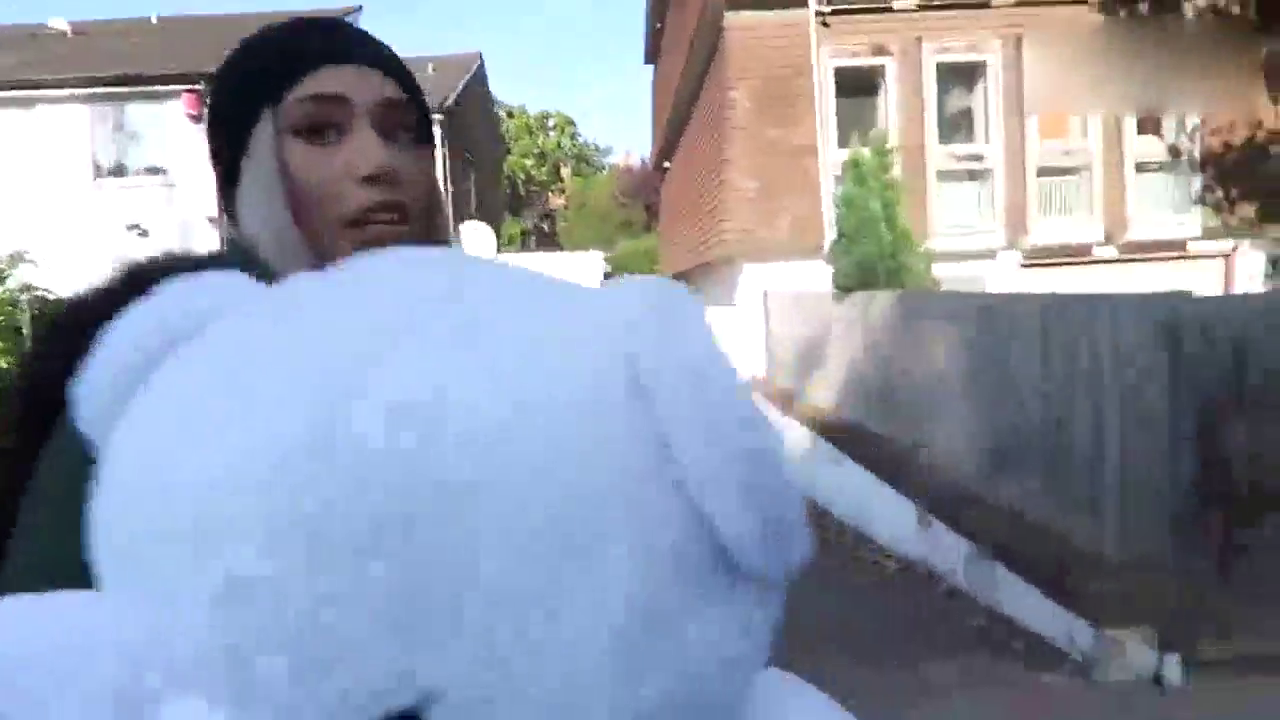 得知男朋友送自己一辆捷豹跑车时，女孩彻底感动了！