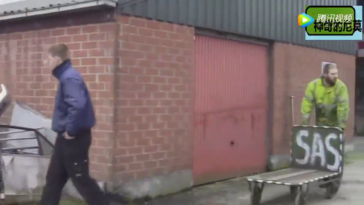 俄罗斯大叔脑洞大开，用浴缸做了台跑车，可以边开边洗澡，太牛了