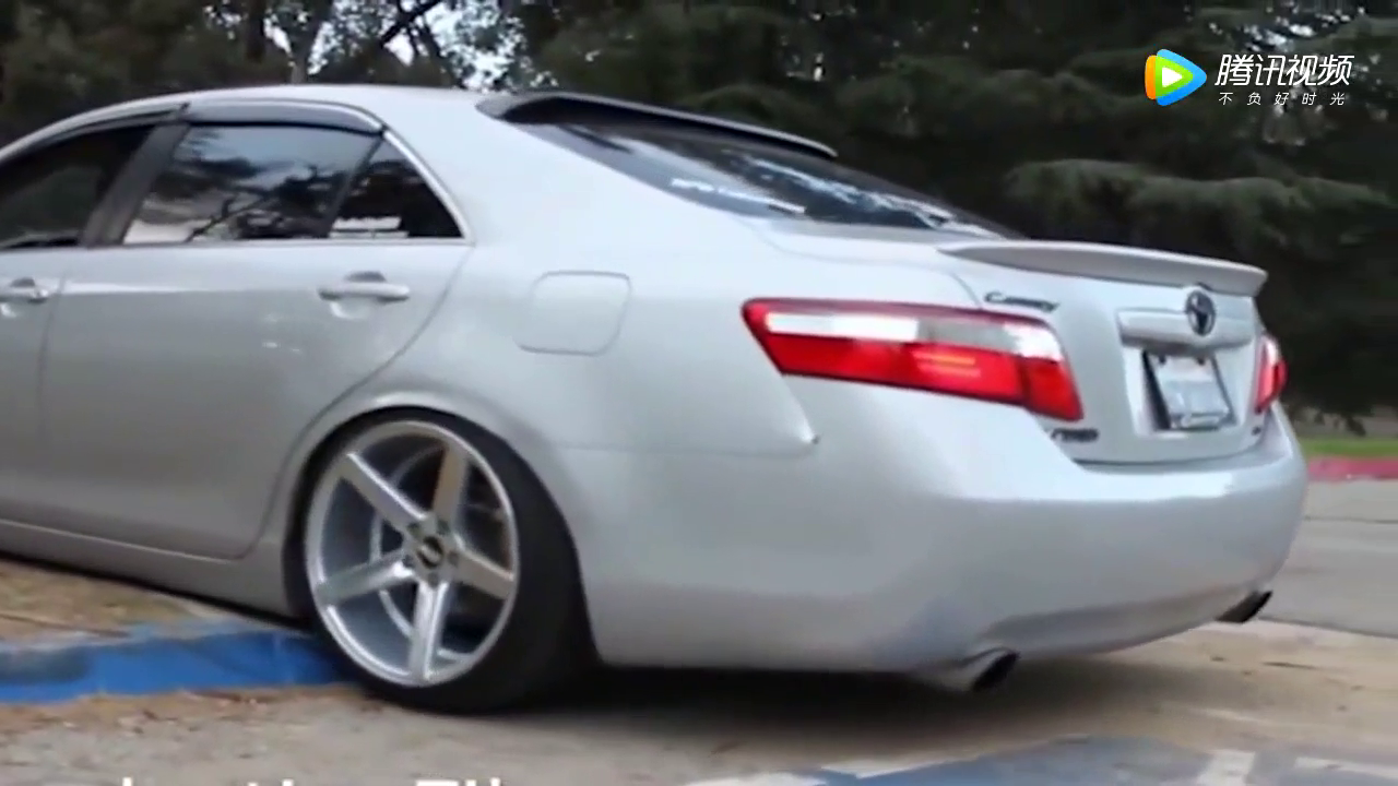 低趴改装车走在街上都寸步难行 下一个坎前唇都掉了！